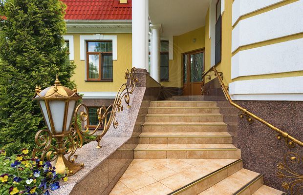 Дом в классическом стиле на шикарном участке - фото 5