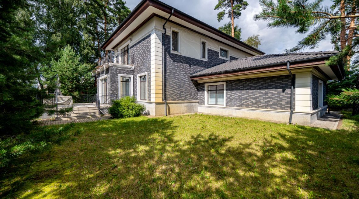 Загородный дом с современным дизайном в КП "Петрово-Дальнее"