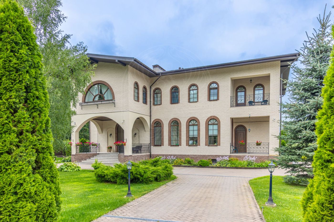 Продажа Дом 717 м² на участке 45 сот. в