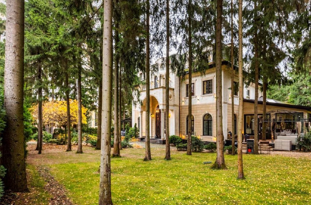 Просторный дом в классическом стиле в КП Шервуд - фото 2
