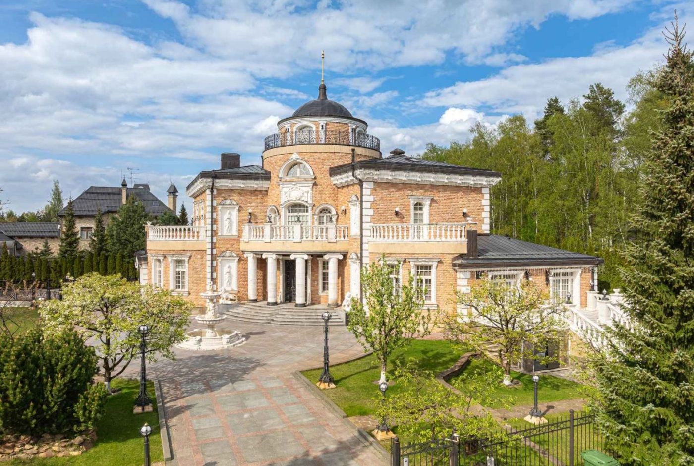 Продажа Дом 1778 м² на участке 28 сот. в Третья Охота