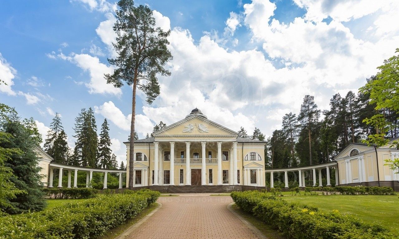 Особняк в замковом стиле в КП  Николино