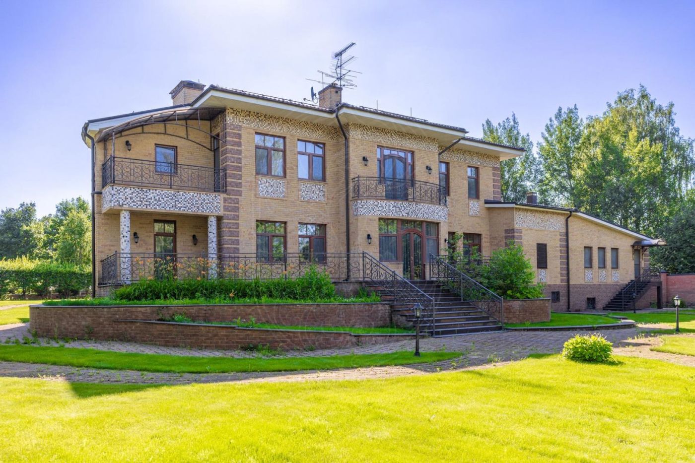 Продажа Дом 1050 м² на участке 48 сот. в