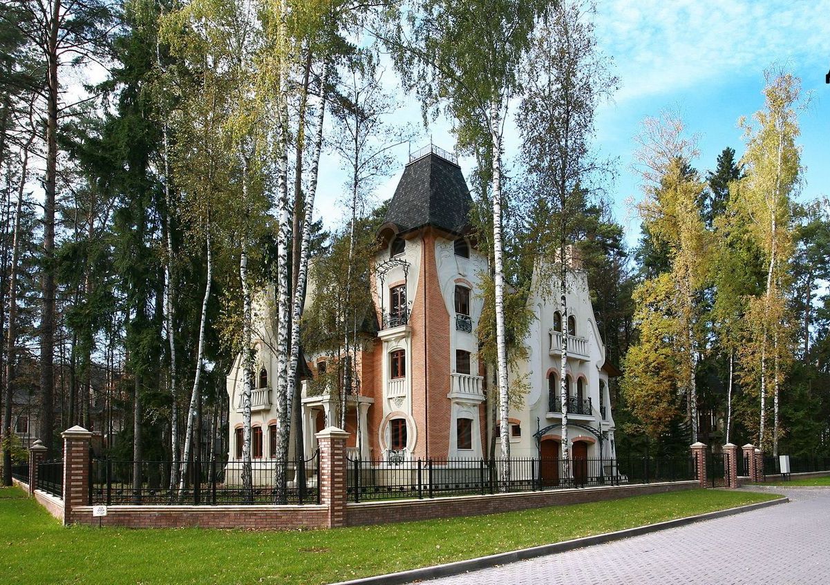 Дом в ар нуво в поселке Довиль